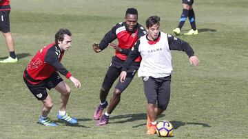 Fran Beltr&aacute;n, con Manucho y Baena en un entrenamiento.