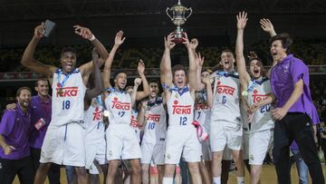 Oscar Mendez levanta la copa de campeones ante el equipo