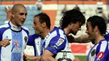 <b>ALIVIO BRUTAL. </b>Tote, con el balón en la mano, Peña, Rodríguez, Danciulescu, Farinós, Tiago y Delibasic celebran el primer tanto del Hércules.