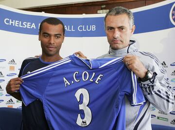 Ashley Cole era la estrella del Arsenal. En 2006 se acab¨® su contrato, pero no quiso renovar debido a las diferencias salariales y se march¨® al Chelsea por 7.4 millones de euros. Muchos gunners no le han perdonado la traici¨®n. Tras ello pas¨® por la Roma, LA Galaxy y, finalmente, se retir¨® en el Derby.