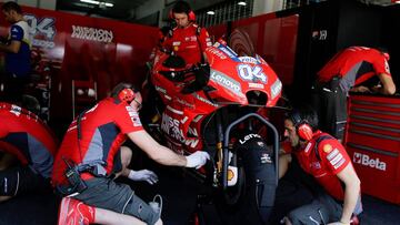 EPA3346. SEPANG (MALASIA), 05/02/2019.- Técnicos de Ducati trabajan, este miércoles, en la moto del piloto italiano de MotoGP Andrea Dovizioso en una sesión de prueba de pretemporada en el Circuito Internacional de Sepang, a las afueras de Kuala Lumpur (Malasia). EFE/ Fazry Ismail