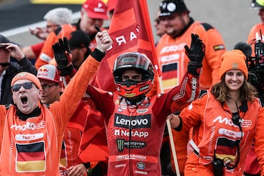 Marc Márquez celebra junto a los comisarios de carrera su triunfo en el GP de Alemania disputado en el circuito de Sachsenring.