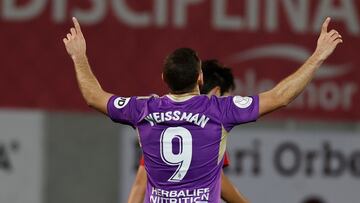 GETXO (BIZKAIA), 21/12/2022.- El delantero israelí del Real Valladolid Shon Weismann celebra el segundo gol de su equipo ante el Arenas de Getxo, durante el partido de segunda ronda de la Copa del Rey de fútbol que se disputa este miércoles en el estadio municipal de Gobela. EFE/Miguel Toña
