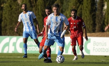 Dani Lorenzo, perseguido por dos jugadores del Al Jazira.