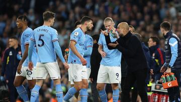 Pep Guardiola, entrenador del Manchester City, da indicaciones a sus jugadores.