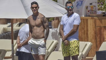 James ayer se dejó ver por Ibiza en actitud relajada: bañador, gafas de sol y a la piscina.