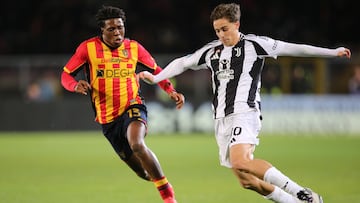 Lecce (Italy), 01/12/2024.- Lecce's Patrick Dorgu (L) and Juventus's Kenan Yildiz (R) in action during the Italian Serie A soccer match between US Lecce and Juventus FC, in Lecce, Italy, 01 December 2024. (Italia) EFE/EPA/ABBONDANZA SCURO LEZZI