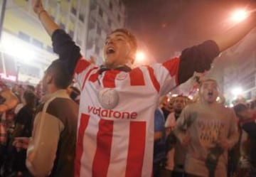 Los seguidores del Olympiacos recibieron al equipo a su llegada al aeropuerto de Atenas después de ganar su segunda Euroliga.