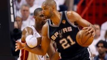 Tim Duncan intenta un pase ante Chris Bosh.