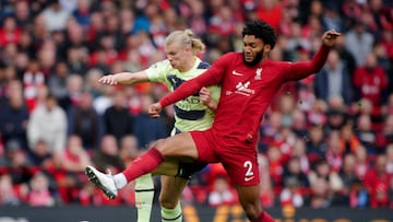 Joe Gomez pugna con Haaland, en el partido del domingo entre el Liverpool y el Manchester City.