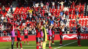 Los jugadores del Mirandés realizan la tradicional 'haka rojilla' junto a su afición