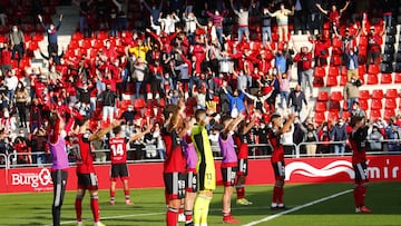 Los jugadores del Mirand¨¦s realizan la tradicional 'haka rojilla' junto a su afici¨®n