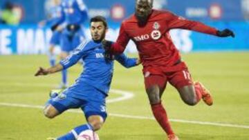 Jozy Altidore del Toronto FC (DERECHA) lucha el bal&oacute;n con V&iacute;ctor Cabrera del Impact de Montreal, el 29 de octubre. 