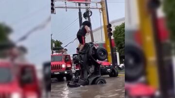 Jóvenes se divierten con sus cuatrimotos en calles inundadas de Sinaloa