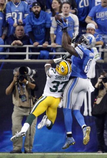 Y justo en la siguiente jugada, Glover Quin interceptó un pase de Aaron Rodgers que iba dirigido al veterano James Jones, devolviendo la posesión a los Lions en la yarda 17 de Green Bay. En el primer down, el tocuhdown de 17 yardas de Calvin Johnson que ponía (tras el extra point) el 17 a 0 con el que acabaría el primer cuarto.