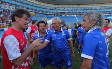 Ambos fueron los protagonistas de un partido organizado por ESPN en El Salvador para celebrar el 60 aniversario del excadista Mágico. Se midieron en el Mundial de España de 1982 en Alicante.