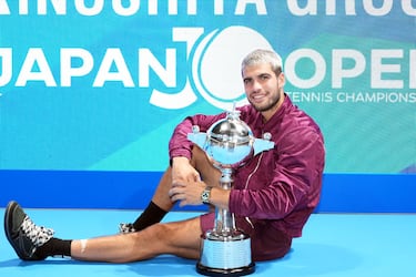 Carlos Alcaraz con el trofeo conseguido en Tokio. 