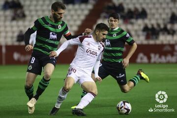 Tienza y Aldasoro, del Racing, persiguen a Manu Fuster, del Albacete.