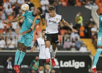Eder Militao y Gabriel Paulista.
