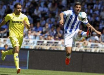 El jugador de la Real Sociedad Carlos Vela (d) lucha un balón con Mario, del Villarreal.