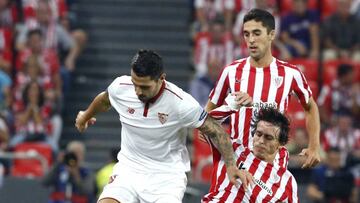 Vitolo e Iturraspe pelean por la pelota.