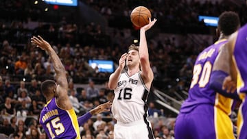 Pau Gasol ejecuta un lanzamiento en su mejor noche con la camiseta de los Spurs.