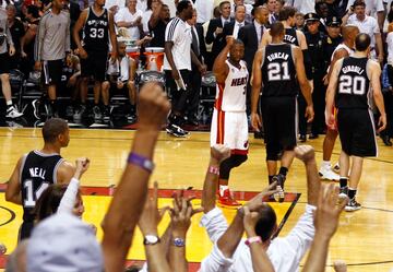 ...de Ray Allena tras rebote ofensivo (con Duncan en el banquillo) mandó el partido a la prórroga, donde los de Florida se impusieron por 103-100. "Pienso en ello todos los días. Estoy ansioso de que ese recuerdo desaparezca de mí", confesaría Pop años de