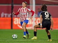 Silvia Lloris, conduciendo un balón.
