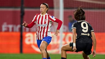 Silvia Lloris, conduciendo un balón.