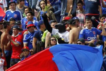 Hinchas de Universidad de Chile realizan banderazo en el Estadio Nacional, previo al Superclásico del domingo 02 de Octubre del 2016.
