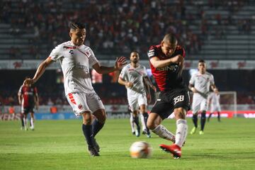 A pesar de ya estar matemáticamente descendidos, los Tiburones Rojos siguen decepcionando a su afición. Esta vez cayeron 1-0 ante el Atlas con un gol sobre la hora. Esta vez ni Sebastián Jurado pudo salvarlos.