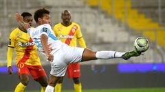 Boubacar Kamara, jugador del Olympique de Marsella, controla el bal&oacute;n durante un partido.