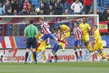 Fernando Torres marca el 1-0.