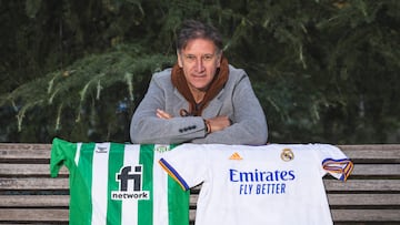 Alfonso Pérez posa con las camisetas de los dos equipos de casi toda su vida futbolística.