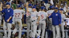 Joe Maddon celebra con sus jugadores el triunfo ante los Dodgers. 