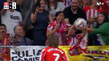 Griezmann regala el balón a una niña.