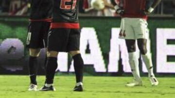 <b>ESTRENO. </b>Emre celebra con el Cebolla el primer gol del uruguayo con el Atlético ante la desolación de Pantsil y Vermouth.