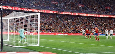 4-0. Mikel Oyarzabal no perdona desde los 11 metros. El delantero de la Real Sociedad lanza con la pierna izquierda y a su lado derecho para engañar a Svetoslav Vutsov.