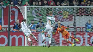 Oblak le detuvo a Krychowiak dos disparos seguidos a bocajarro.