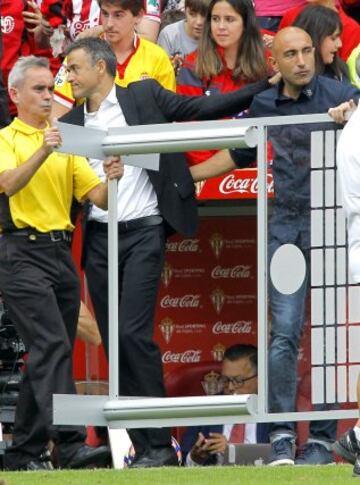 Luis Enrique y Abelardo se despiden al finalizar el partido.