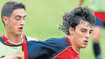 <b>LUCHA SANA. </b>Míchel forcejea para proteger el balón ante el acoso de Marcos Landeira, uno de sus competidores en el Sporting.