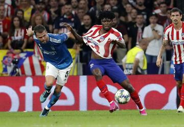 Thomas protege la pelota frente a Pjanic.