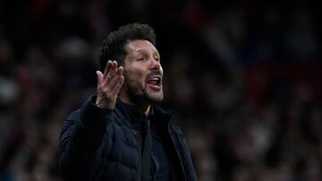 Simeone da indicaciones durante el Atlético-Lokomotiv.