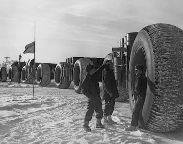 Un tren LeTourneau LCC-1 Sno-Train transportando suministros cerca de Camp Century, una base de investigación científica militar estadounidense en el Ártico de Groenlandia, en junio de 1959. La base consiste en una red de trincheras excavadas en la nieve y el hielo, revestidas con arcos de acero corrugado. Posteriormente se descubrió que Camp Century era un proyecto encubierto para el Proyecto Iceworm, un plan secreto para instalar plataformas de lanzamiento de misiles nucleares bajo la capa de hielo de Groenlandia. Tanto Camp Century como el Proyecto Iceworm fueron abandonados en 1967 al descubrirse que el hielo de Groenlandia no era lo suficientemente estable como para que las estructuras fueran viables a largo plazo.