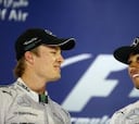 Hamilton da un toque a Mercedes por Rosberg