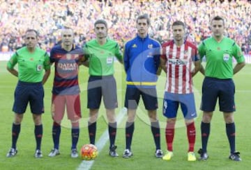 Barcelona vs Atlético de Madrid. Undiano Mallenco acompañado por sus asistentes Díaz Pérez Del Palomar y Zancada Lobato, el cuarto árbitro Galech Apezteguia y los capitanes Andrés Iniesta y Gabi.