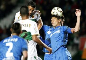 Velázquez  despeja un balón.
