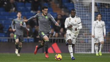 Mikel Merino supera a Vinicius en el partido entre Real Madrid y Real Sociedad.