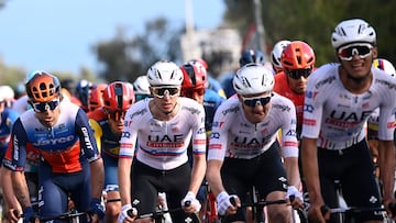 Pogacar, escoltado por compañeros del UAE, en Milán-San Remo.