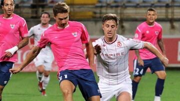 Jon Ceberio entrega el balón ante la presión de Gaztañaga en el Cultural Leonesa-Talavera de la jornada 7 del grupo 1 de Primera RFEF.
